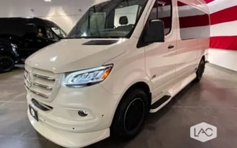 2024 Mercedes Benz Luxe Cruiser w/ Bathroom!