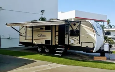 2017 Keystone Cougar Lite, Luxury Condo on Wheels!
