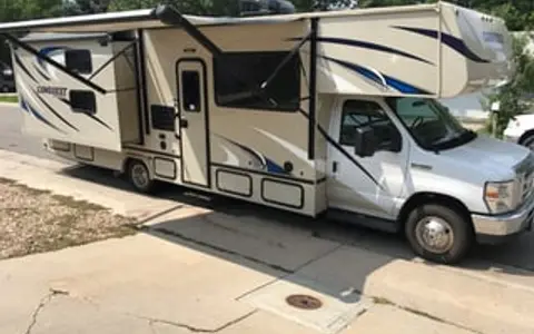 32ft class C with Bunk beds and LEVELING JACKS!!