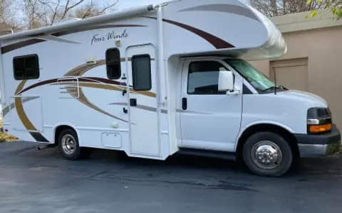 2013 Thor Motor Coach Four Winds (very easy to drive and park RV)