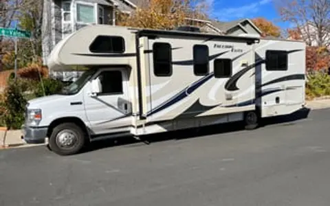 2015 Thor Freedom Elite 28’ Motorhome, Low Mileage