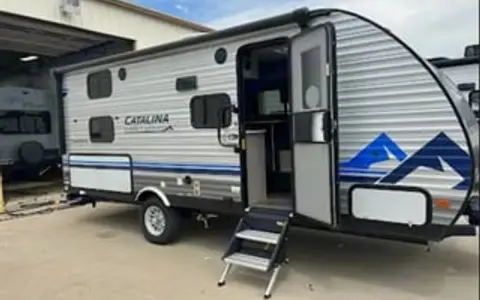 'Cat' the 2022 Coachmen Catalina Summit 184BHS
