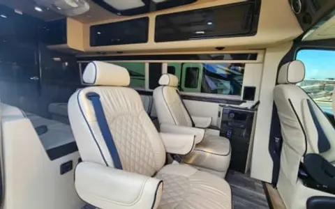 ULTIMATE TOYS LUXURY RV 10 PAX FULLY LOADED BATH/KITCHEN/ENTERTAIN