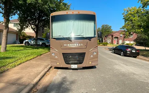 Leslie’s Happy Camper Winnebago Vista Class A