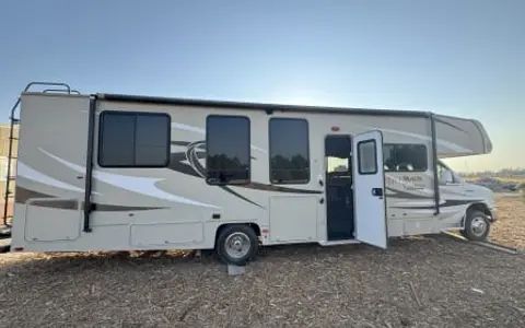 Adventure-Ready Coachmen Leprechaun – Sleeps 8!