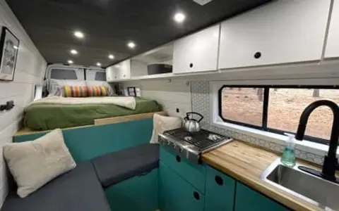 SteVan: 2020 Off-Grid Mercedes-Benz Sprinter
