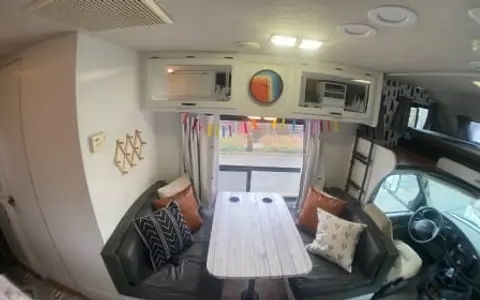 The Rainbow Rover!!! Family and Dog Friendly and Great First Time RV Experi