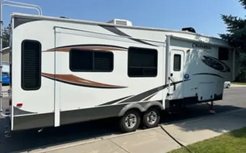 Open and Spacious 5th Wheel