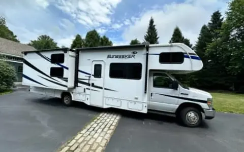 PET & KID FRIENDLY Forest River Sunseeker LE