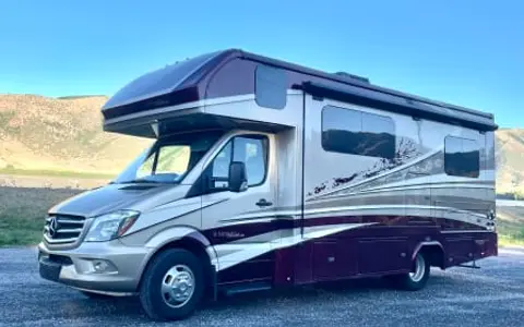 STELLA the luxury Diesel Mercedes. Easy to drive!