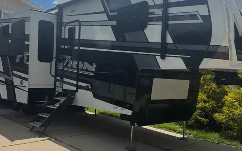 2025 Kings Kastle RV Dog friendly, DELIVER AND SET UP ONLY