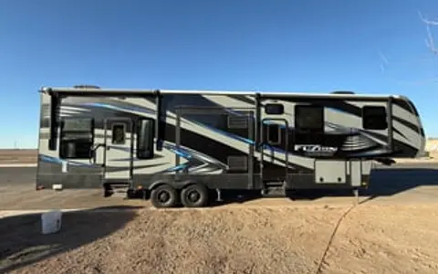 Steele’s Keystone Fuzion345 5thWheel Delivery only