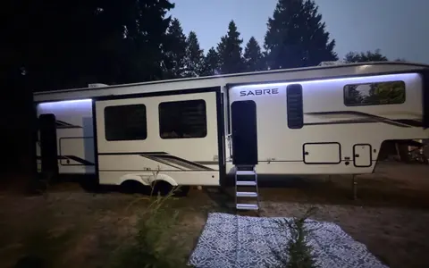 Happy Camper Family Friendly FR Sabre Fifth Wheel (DELIVERY+SETUP INCLUDED)