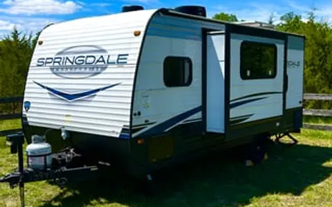 Light & Cozy Camper - Adventure Awaits!