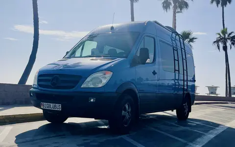 Murph the Smurf: PET FRIENDLY - Mercedes Sprinter Conversion