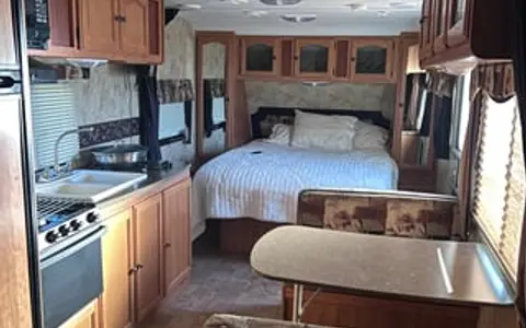 5 person RV rental- for light towing w/generator