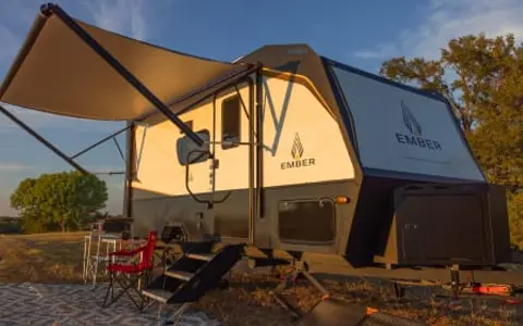 Half-ton towable Sleeps 4 - Two Bunks and Full Queen