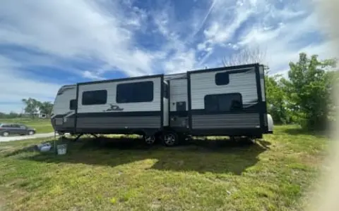 Jayco Jay Flight 36’ – Sleeps 8 Private Bedroom Spacious Clean!
