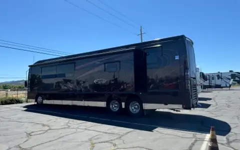 2015 Itasca Ellipse Ultra 42QL | 450HP Diesel | Sleeps 4