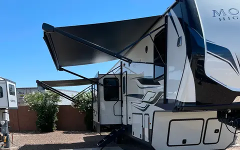 Robert's Keystone Montana High Country Fifth Wheel