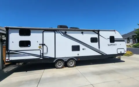 2019 Crossroads RV Sunset Trail Super Lite 28ft, sleeps 6