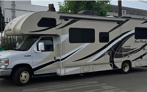 Family RV Class C Perfect Size, equiped with Cooking, Sleeping and Camping supplies.