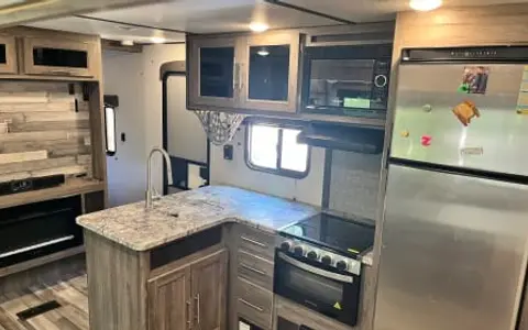 2022 Zinger 328sb