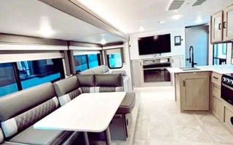 BRAND NEW!! 2024 Wildwood 28VBXL fit for a KING!!