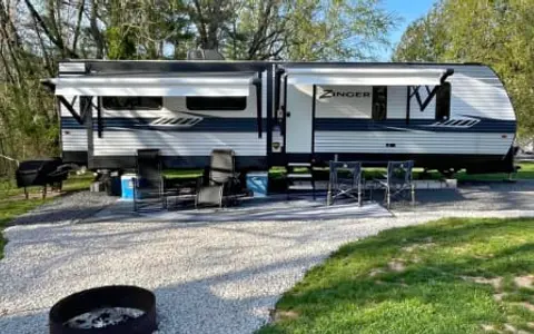 Billie’s SPACIOUS entertainment camper! KING BED