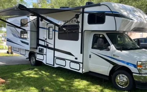 32’ 2023 ForesterLE Family Memory Maker Bunkhouse Sleeps 9 Fully stocked