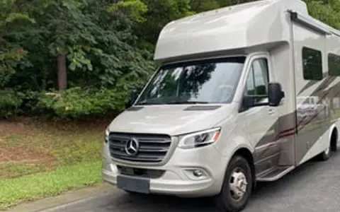 The Wayfarer Luxe – Tiffin Mercedes Diesel Class C