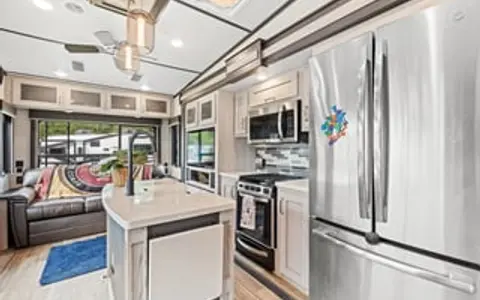 2 Brm w/a loft Coastal Adventure 5th wheel retreat