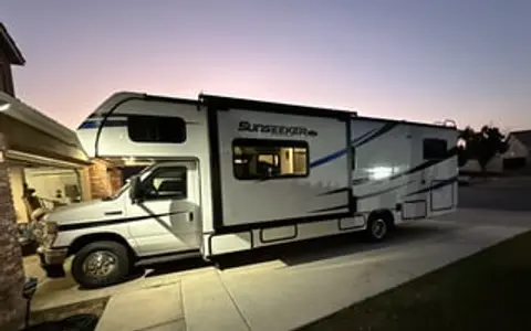 Ford Sunseeker Sleeps 10 In SoCal