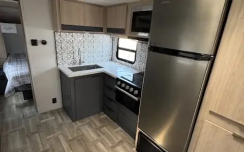 Adventure-Ready 2024 Prime Time Tracer 28BHS Travel Trailer – Spacious