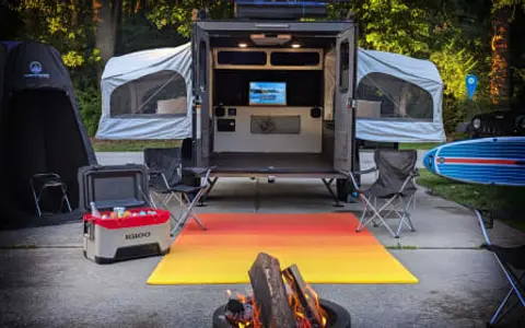 Small Trailer with Big Space and Outdoor Kitchen Sleeping 4
