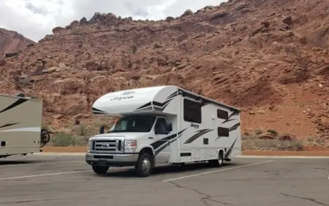 "Adventure Seeker" Sleeps up to 10, Bunkhouse, 125 Miles Included!