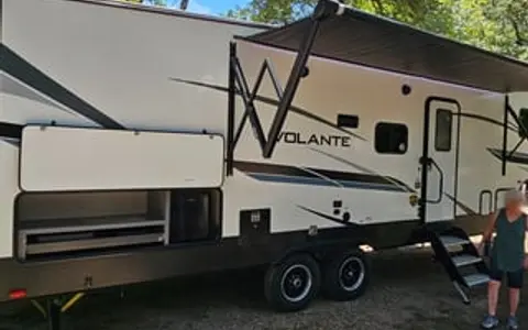 Delivery Only - Super clean and bright 5th wheel