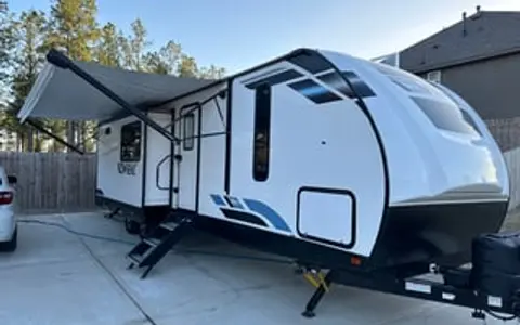2022 Family Friendly Triple Slideout Camper Rental