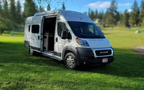 Vanna White 2021 Winnebago Solis PX Class B