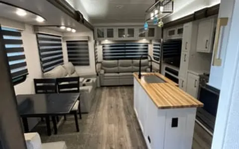 2 bedroom / loft luxury Camper (Generator add-on!)