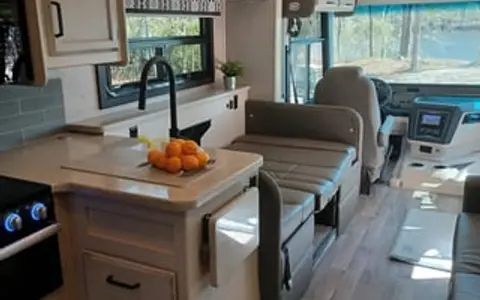 D2022 CONVENIENT & EASY TO DRIVE RV!!!