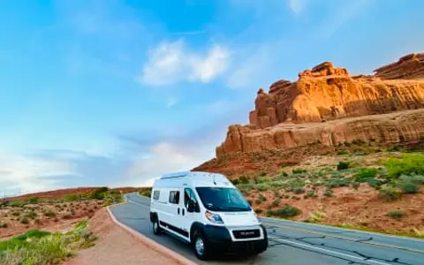 Sleeps 4! Glamp with your Family in Style! Fully Loaded Luxe Winnebago Van