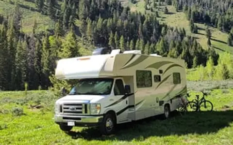 Coachmen Leprechaun RV "Chickaletta" Dog Friendly!