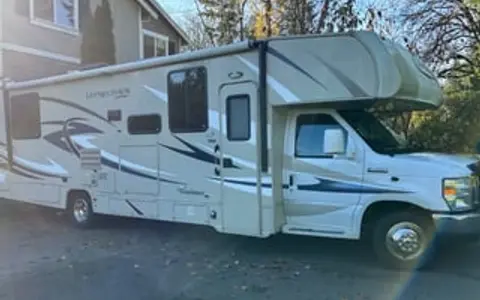 2016 Coachmen RV Leprechaun 319DS Ford 450