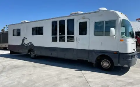 RV Surfs Luxury: King, Sleeper Sectional, 'GOT-TO-SEE' 4-Door Fridge & TV