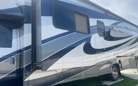 32ft Luxury RV-Kid and Pet Approved! Just bring your clothes and toiletries