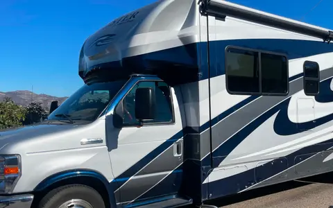32ft Class C RV Fully Stocked-Kid and Pet Approved-Just bring your Clothes and Toiletries