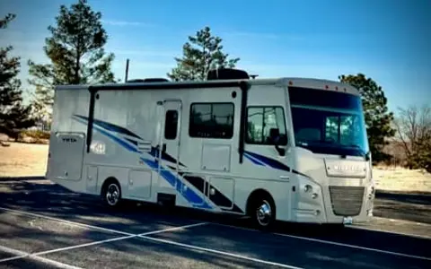 Winnebago Vista - KING bed, Bunk Beds, Queen Loft, Sleeps 10 *ONBOARD WIFI