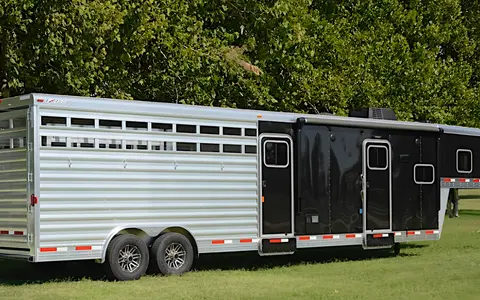 Molly's Exiss Living quarters stock trailer Fifth Wheel