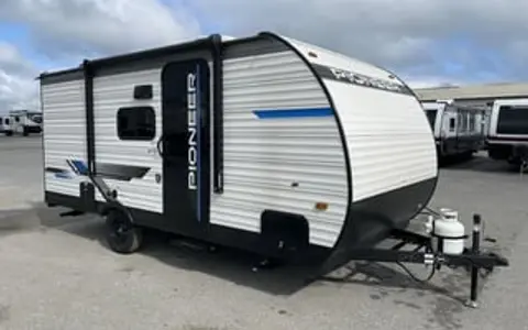 Meet our cozy and adventure-ready 21' Bunkhouse